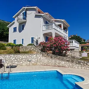 https://apartments-villa-iva-ravni.in-istria.net